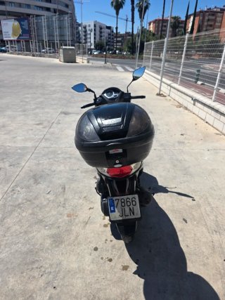Moto Scooter SYM Negra Automática