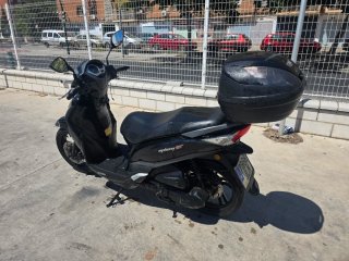 Moto Scooter SYM Negra Automática
