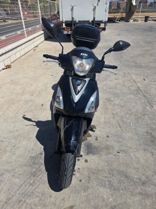 Moto Scooter SYM Negra Automática