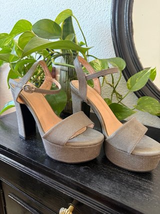 Zapatos de tacón brillantes dorados