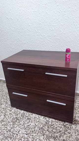Cómoda de madera oscura