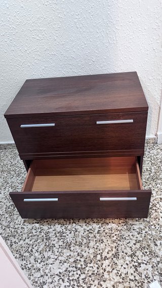 Cómoda de madera oscura