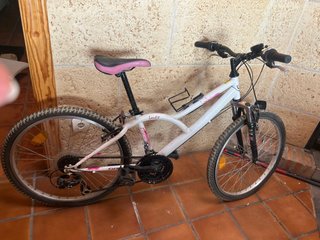 Bicicleta infantil blanca y rosa