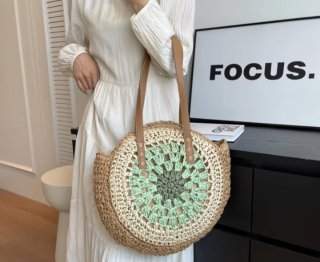Bolso redondo de rafia con detalles verdes