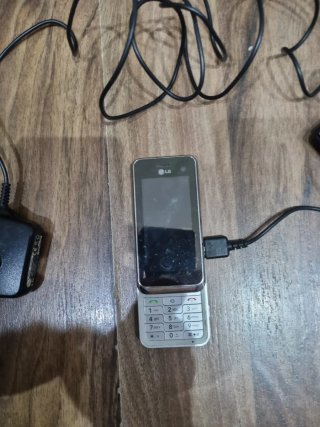 2 Teléfono LG con Cargador
