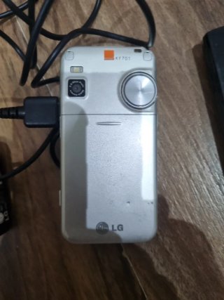 2 Teléfono LG con Cargador