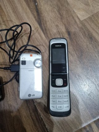 2 Teléfono LG con Cargador