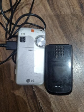 2 Teléfono LG con Cargador