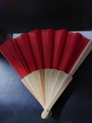 Abanico rojo de tela y madera