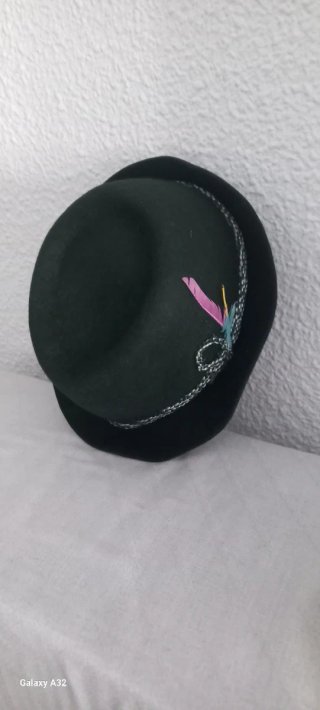 Sombrero infantil verde botella con plumas