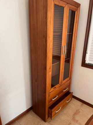Mueble de salón madera con vitrina