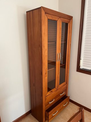 Mueble de salón madera con vitrina