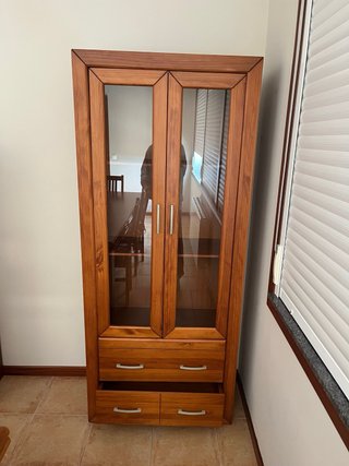 Mueble de salón madera con vitrina