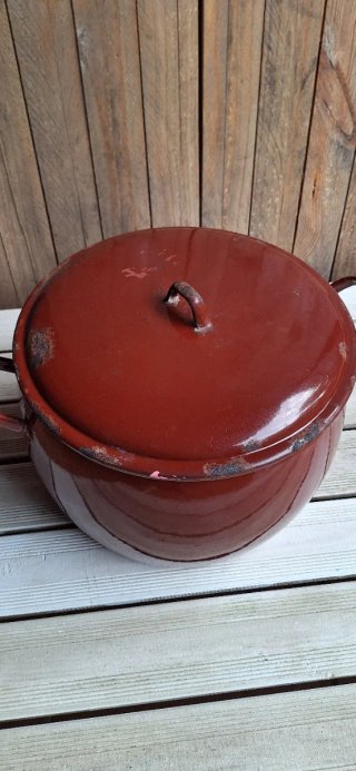 Olla de metal marrón