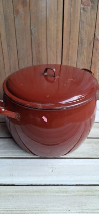 Olla de metal marrón
