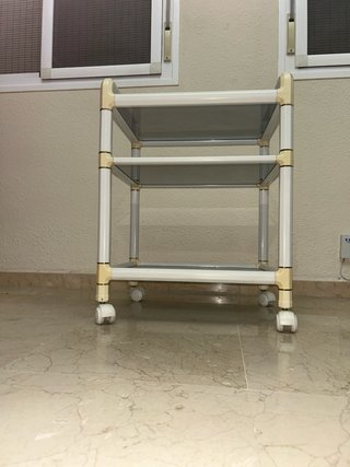 Mesa auxiliar cristal y plástico con ruedas