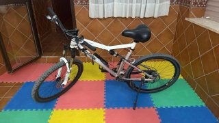Bicicleta de montaña Decathlon blanca