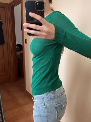 Camiseta Zara verde escote asimétrico