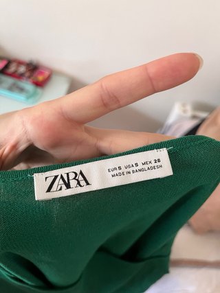 Camiseta Zara verde escote asimétrico