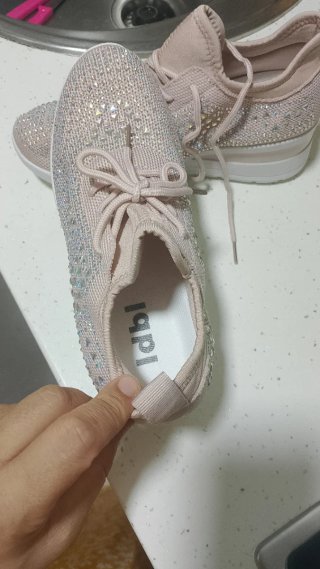 Zapatos de mujer rosas y plateados con pedrería
