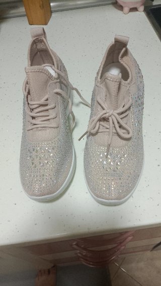 Zapatos de mujer rosas y plateados con pedrería