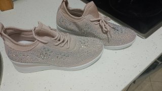 Zapatos de mujer rosas y plateados con pedrería