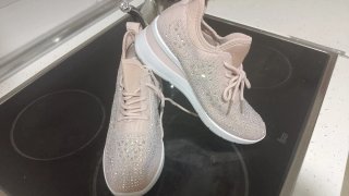 Zapatos de mujer rosas y plateados con pedrería
