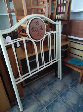Cabecero forja y madera con flores