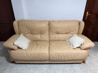 Sofá de piel beige