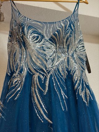 Vestido largo azul con plateado
