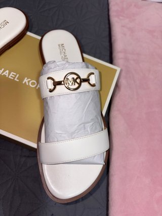 Sandalias Michael Kors Blancas y Doradas
