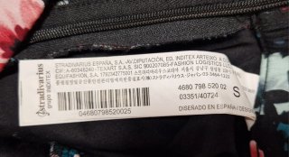 Falda negra floral fruncida