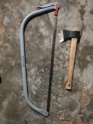 Hacha y Serrucho Bellota