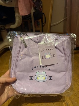 Neceser morado con estampado de gato