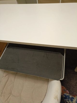 Mesa de escritorio blanca