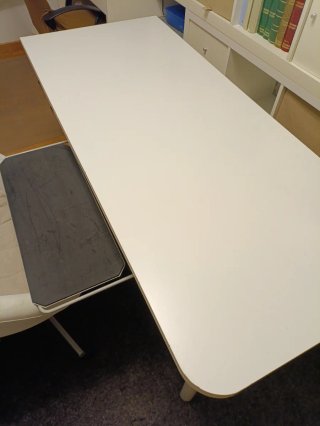 Mesa de escritorio blanca