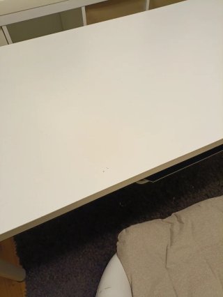 Mesa de escritorio blanca