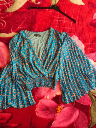 Blusa cruzada estampada azul y naranja
