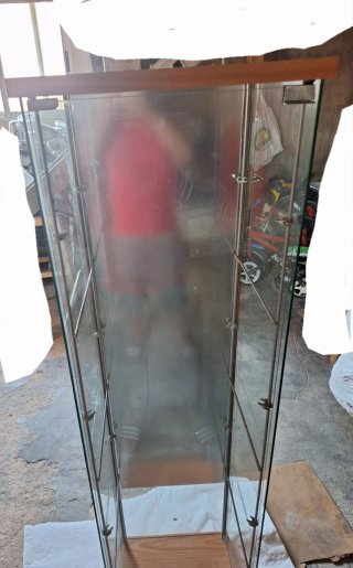 Vitrina de cristal y madera
