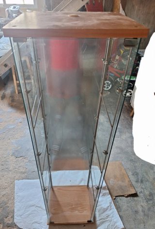 Vitrina de cristal y madera