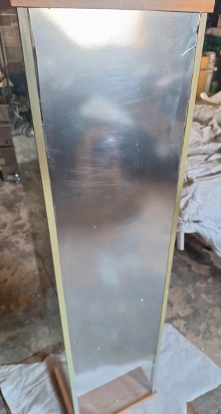 Vitrina de cristal y madera