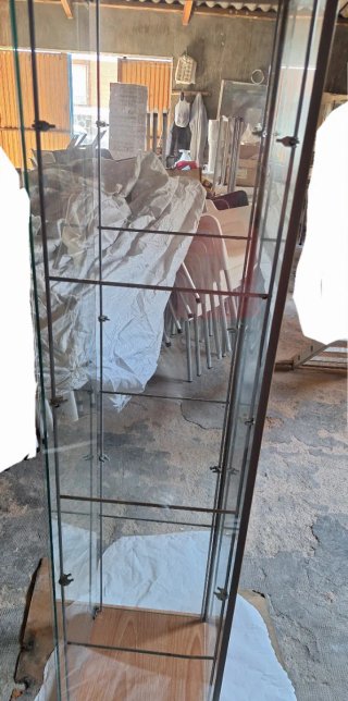 Vitrina de cristal y madera