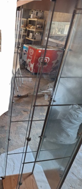 Vitrina de cristal y madera