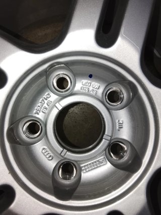 Llanta Audi con neumático nuevo