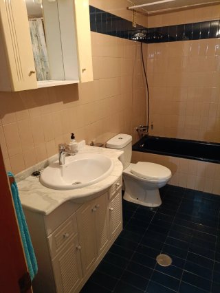 Mueble de baño con lavabo y encimera
