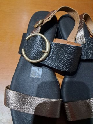 Sandalias negras y doradas con hebilla
