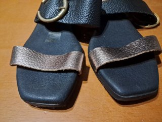 Sandalias negras y doradas con hebilla