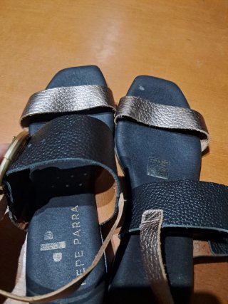Sandalias negras y doradas con hebilla