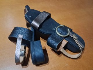 Sandalias negras y doradas con hebilla