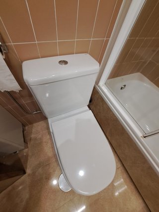 Baño completo: encimera, lavabo, espejo y bañera